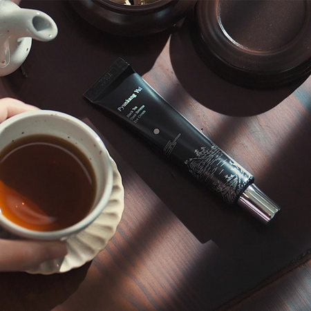 Krem pod oczy z czarną herbatą (Black Tea Time Reverse Eye Cream) Pyunkang Yul
