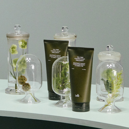 Kojąca odżywka do włosów i skóry głowy z olejkiem z drzewa herbacianego 330 ml (Tea Tree Calming Scalp Treatment) LADOR