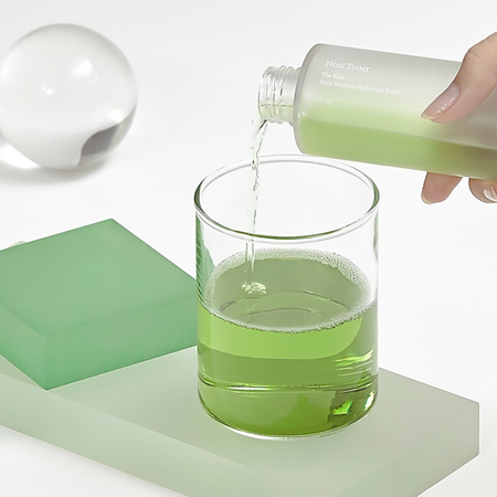 Nawilżający tonik do twarzy z ekstraktem z morwy (The Real Noni Moisture Balancing Toner) celimax