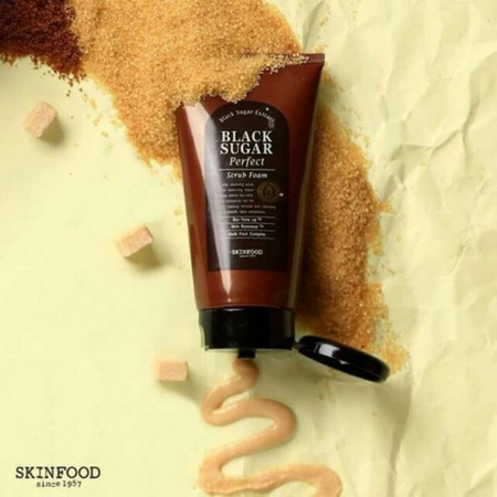 Pianka peelingująca z czarnym cukrem i karmelem (Black Sugar Perfect Scrub Foam) Skinfood