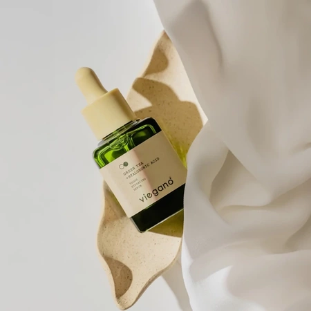 Kojące serum z zieloną herbatą (GREEN TEA + HYALURONIC ACID SERUM) viegano