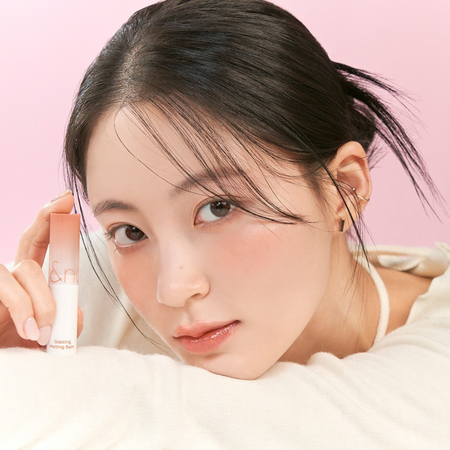 Koloryzujący balsam do ust (GLASTING MELTING BALM 05 NOUGAT SAND) Rom&nd